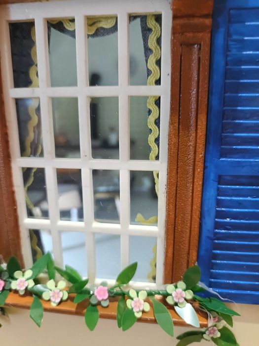Casa de Bonecas Vitoriana Clássica – Miniatura em Excelente Estado