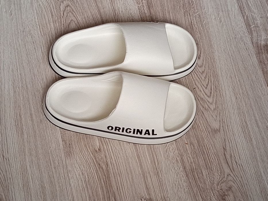 Białe klapki piankowe original. Nowe