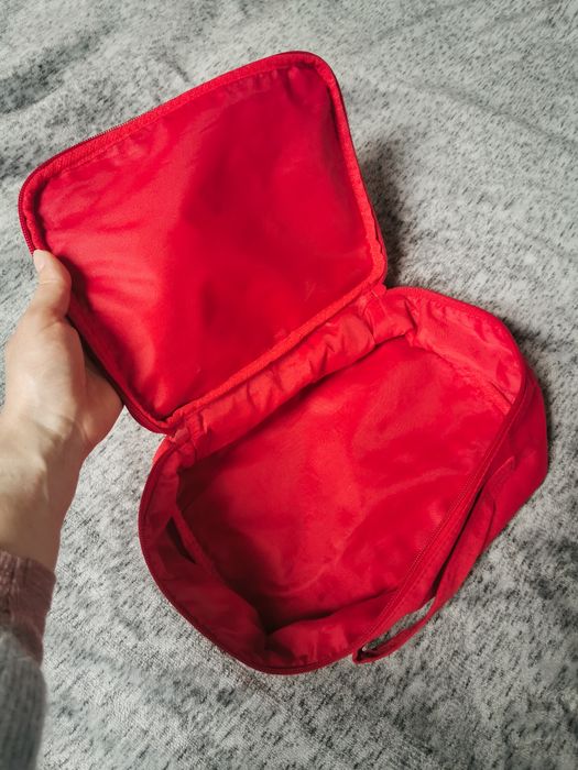 Bardzo pojemna kosmetyczka czerwona