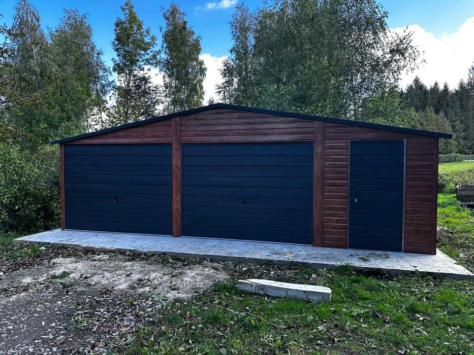 Garaż blaszany 8×5 m drewnopodobny, dach dwuspadowy, bramy uchylne