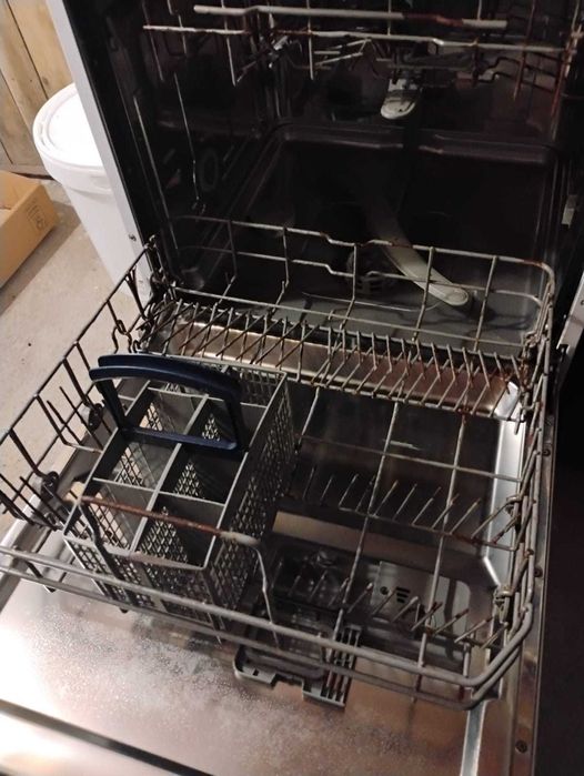 Máquina de lavar loiça com algumas marcas de uso