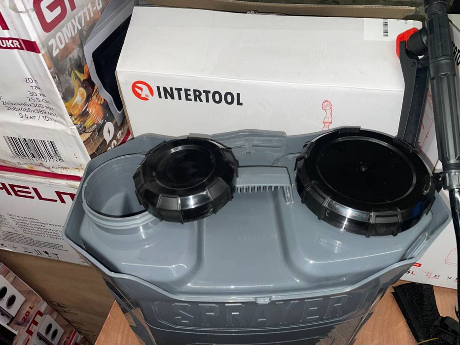 Обприскувач акумуляторний 16 л 3.1 л/хв, 12 В/8 Аг INTERTOOL DT-9016