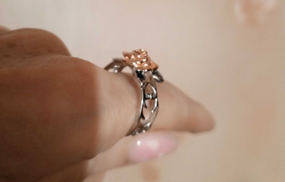 Продам нове вишукане срібне кільце з трояндою