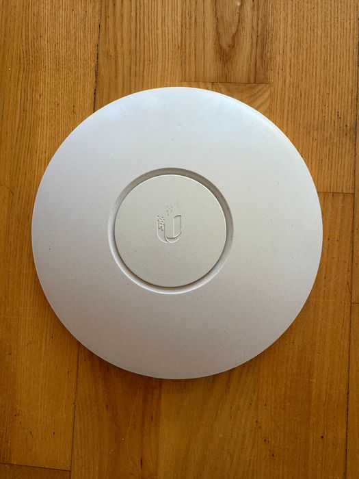 Punk dostępowy Ubiquiti UAP-PRO