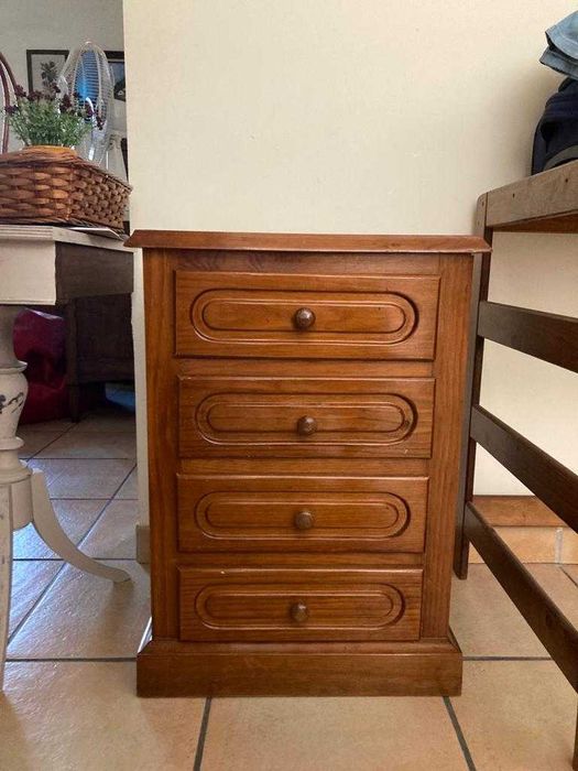 Mesa de Cabeceira/Móvel com gavetas em madeira