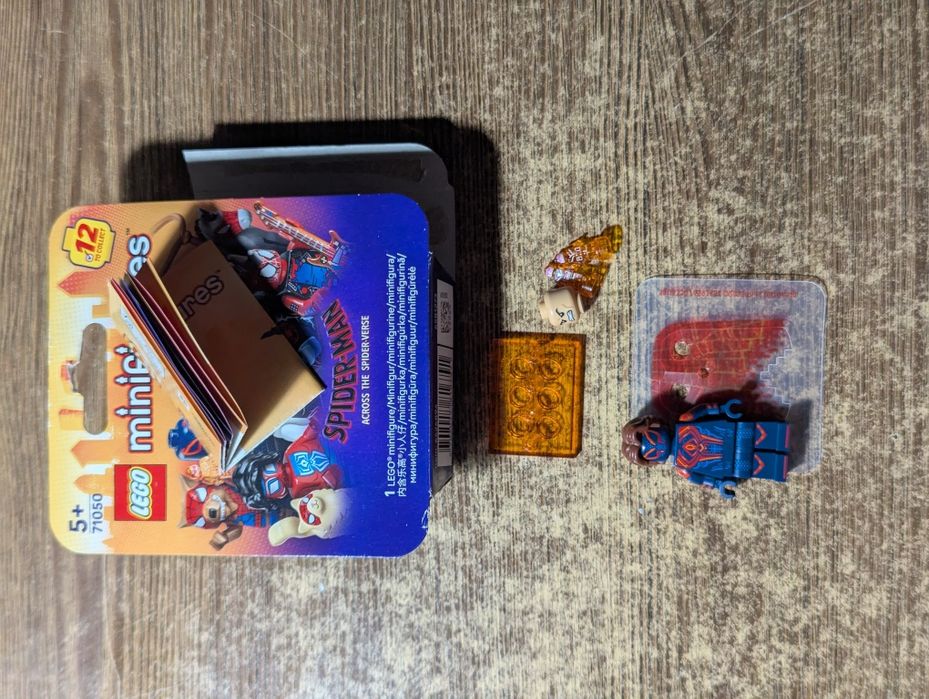 З коробкою Лего минифигурки lego Minifigures series 25 spiderman