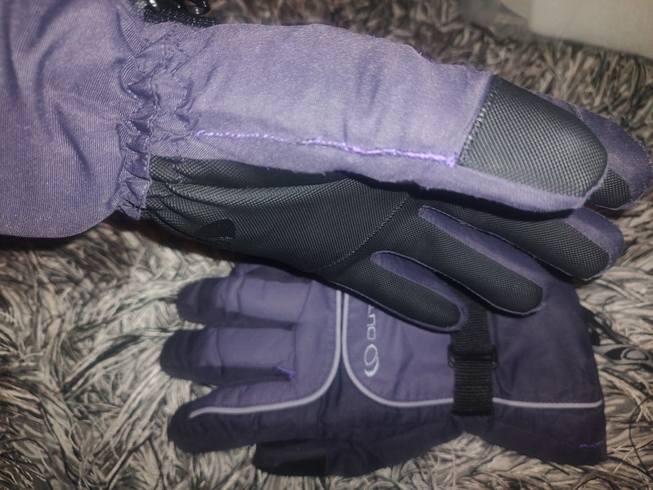 Rękawice narciarskie i czapka