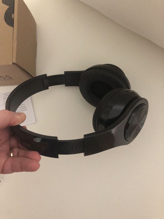 Нові бездротові навушники чорні складні