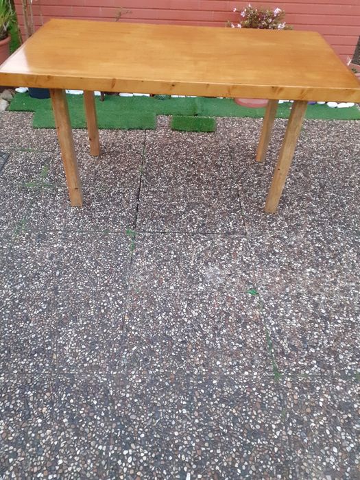 Mesa e Bancos de Jardim