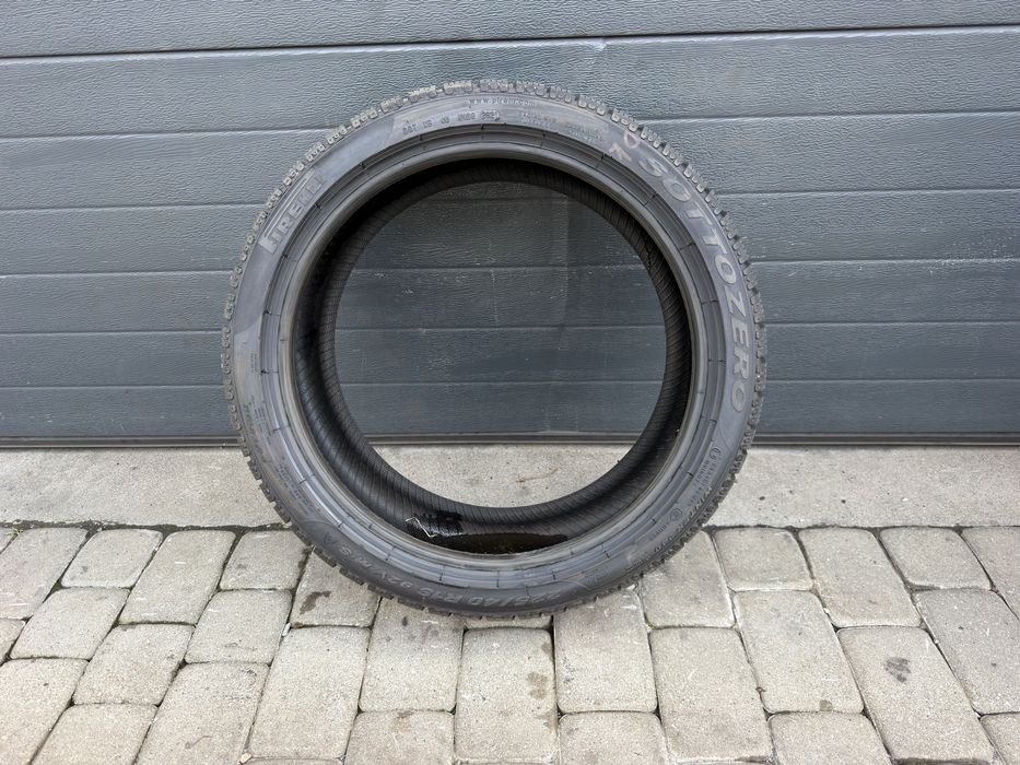 Pojedyncza opona zimowa Pirelli 225/40/18 92V