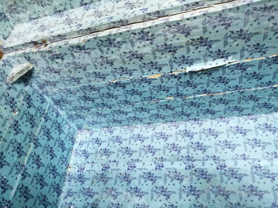 arca antiga em metal e madeira