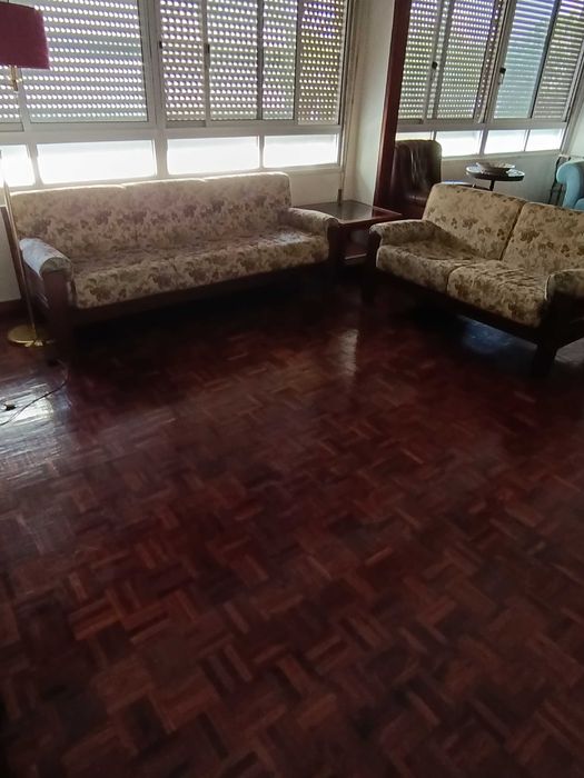 Conjunto de sofas e mesa de apoio