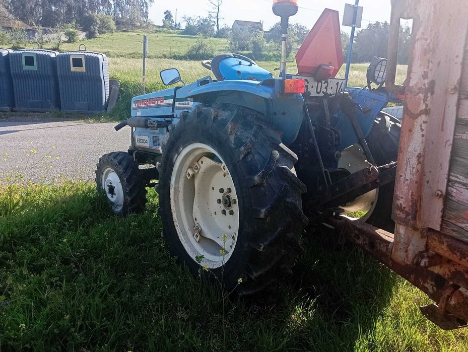Vende-se trator perfeitamente funcional para desocupar. Por favor ler o texto