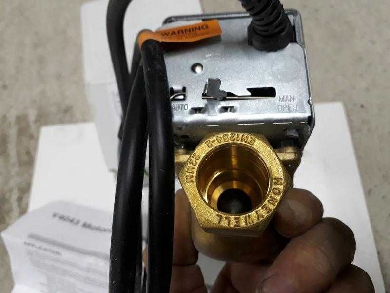 Клапан зональний 2-х зонний моторизирований на 220В Honeywell