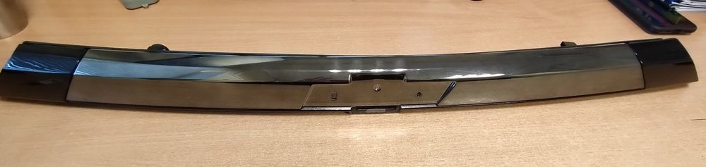 Декоративна накладка кришки багажнику GM  85598168 чорний