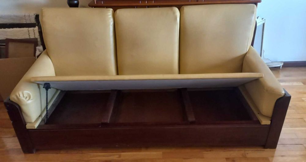 sofá 3 lugares com estrutura em madeira maciça