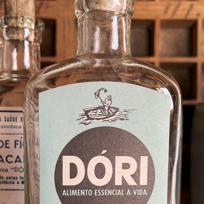 Garrafas antigas de óleo de figado de bacalhau