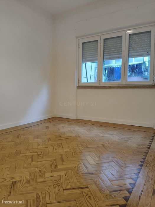Apartamento T2 renovado pronto a estrear em Beato, a 500 metros do met