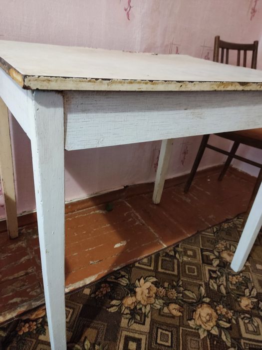 Кухонный стол с клеенкой