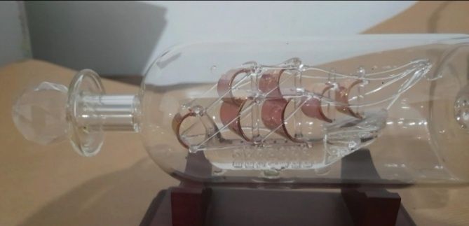 Caravela do séc. XVI dentro de garrafa em vidro