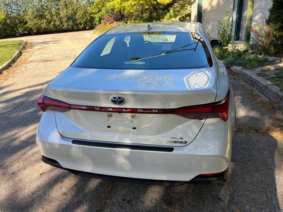 Toyota Avalon Hybrid XLE      2021