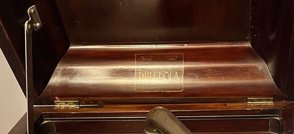 grafonola antiga em madeira com 4 discos e caixa de agulhas