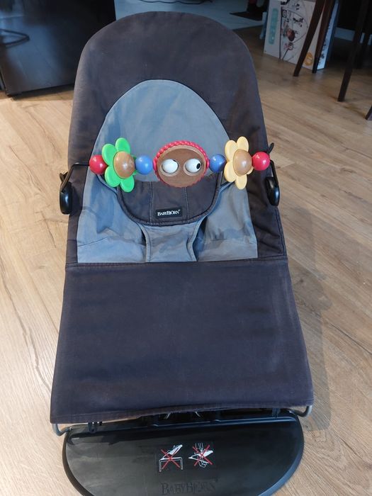 Leżaczek babybjorn z zabawka