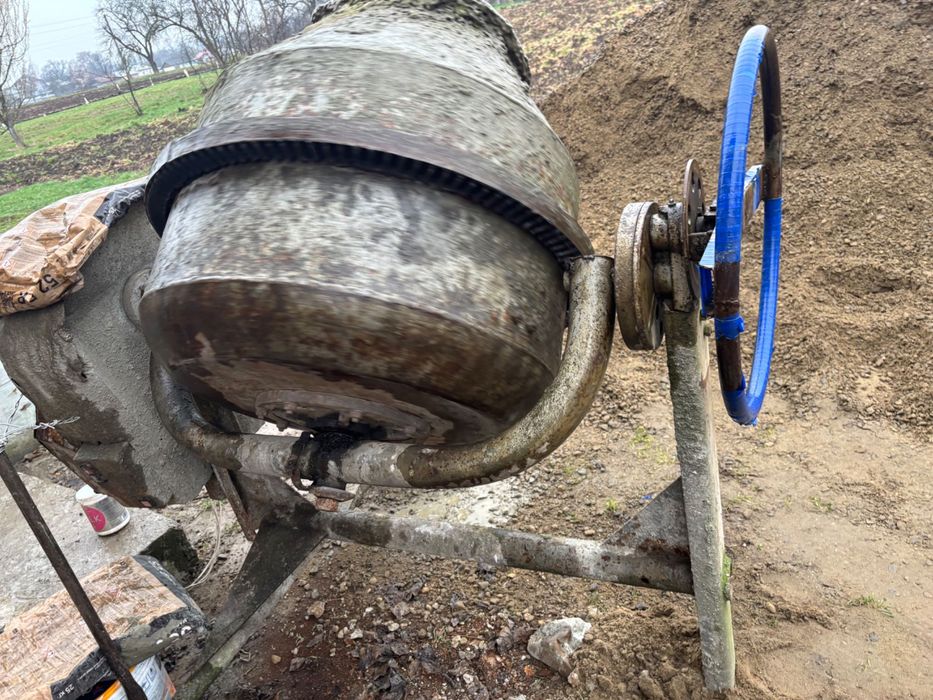 Робоча в гарному стані бетономішалка!