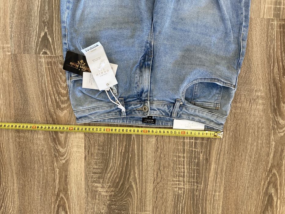 Spodnie z dziurami i perłami