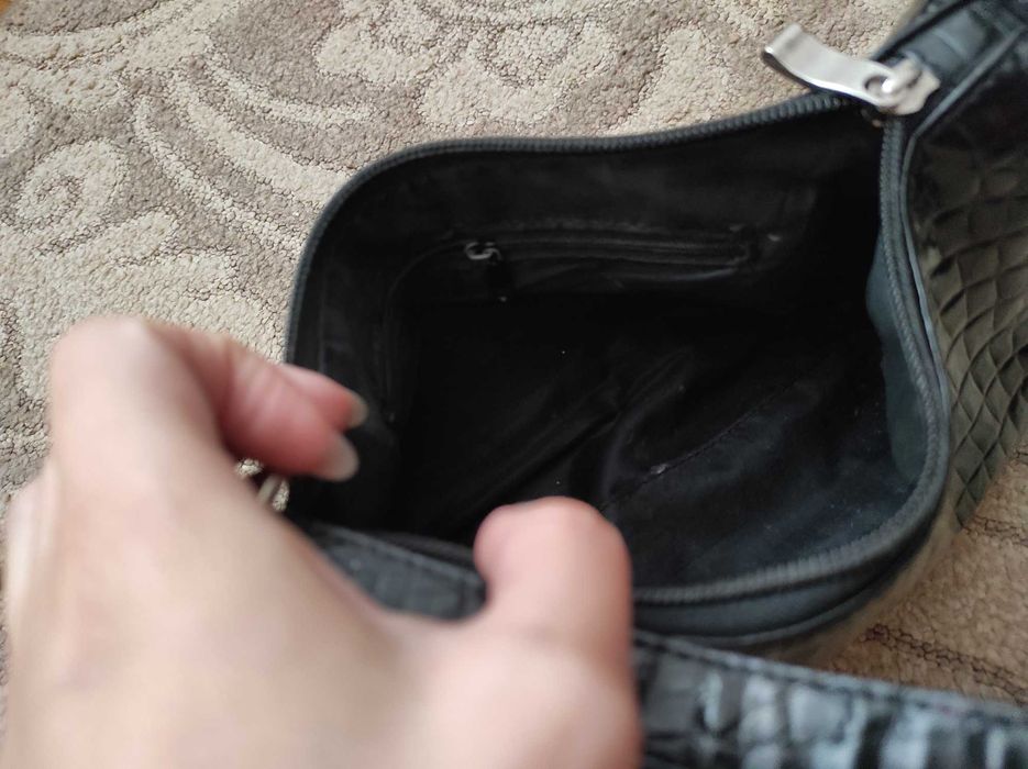 Czarna torebka na ramię imitacja skóry wężowej