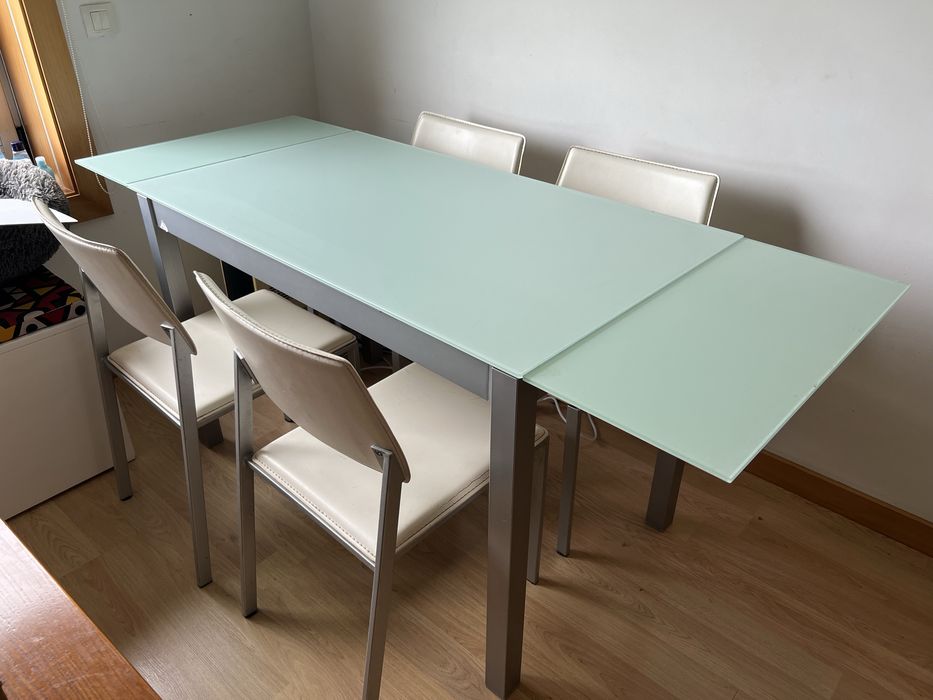 Mesa extensivel em vidro com 4 cadeiras