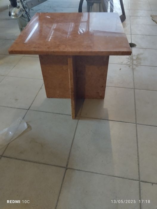 Mesas em mármore vermelho