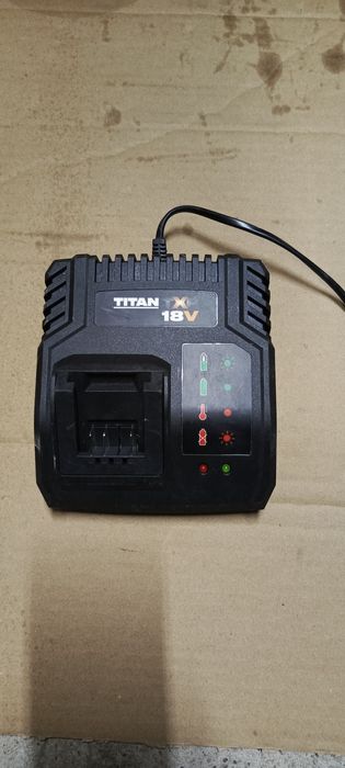 Ładowarka titan ttb805chr