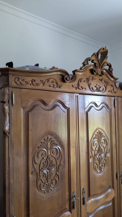 Mobilia de quarto em madeira em bom estado