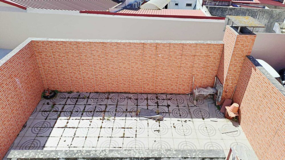 Moradia independente T1 (+ 2 quartos)