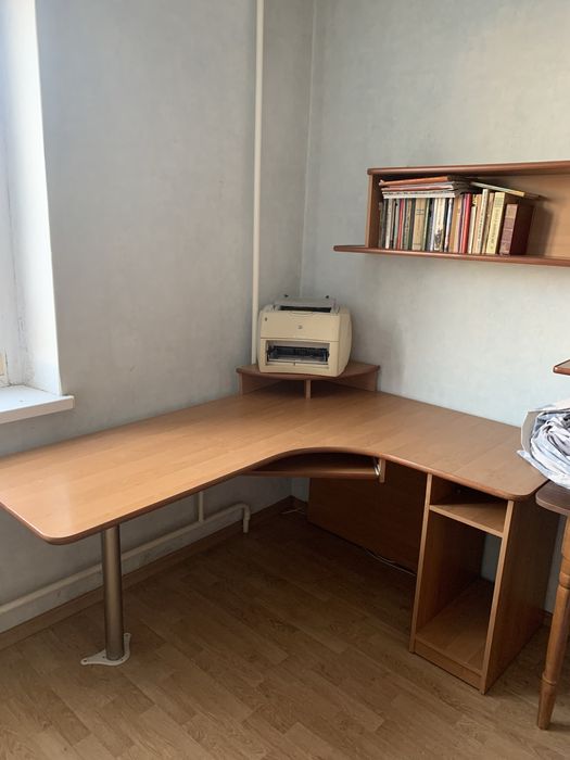 Письмовий стіл для навчання, диван малютка(потребує хімчистки)