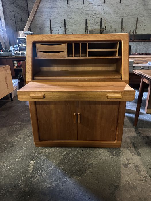 Sekretarzyk | biurko tekowe  DYRLUND DENMARK 70s - roletki / żaluzje