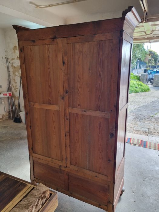 Roupeiro Centenário de Madeira Maciça