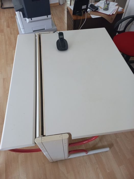 Mesa de escritório com local para fios e tomadas