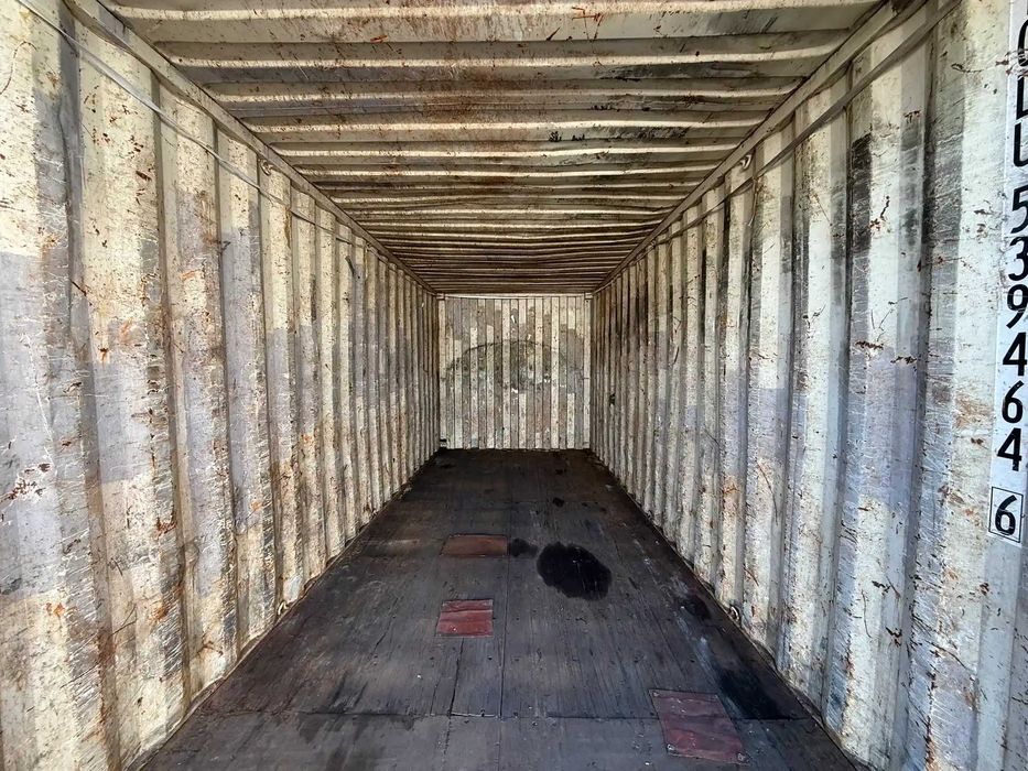 Contêiner marítimo de cor azul, em bom estado geral.