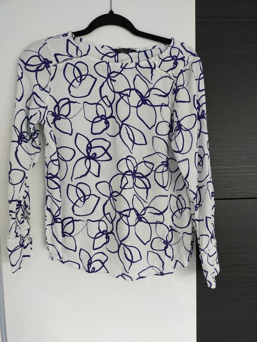 Bluzka w kwiaty z długim rękawem