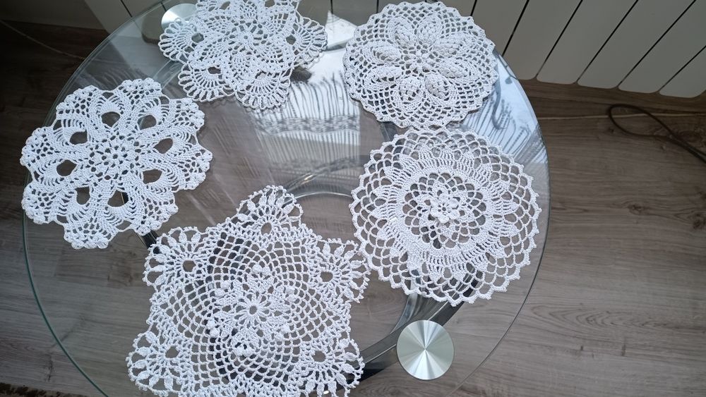 Szydełkowa serwetka do koszyczka małego Wielkanoc