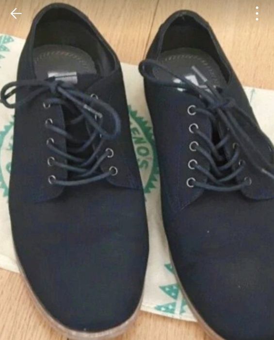 Sapato azul e sapato bege