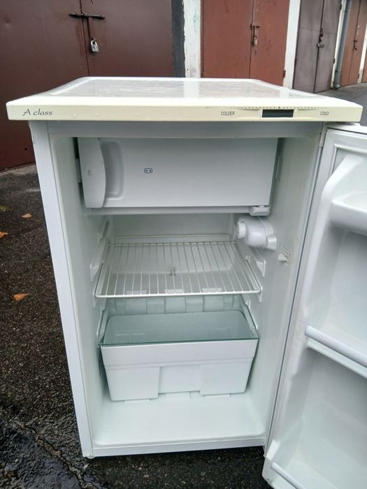 Mała lodówka z  zamrażalnikiem energooszczędna w bardzo dobrym stanie.