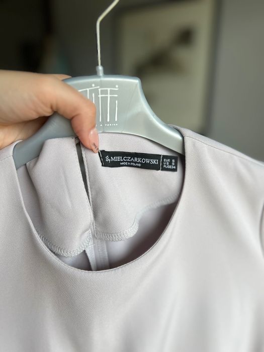 Liliowo popielata sukienka wizytowa By Mielczarkowski