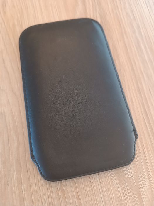 Czarne skórzane etui wsuwka