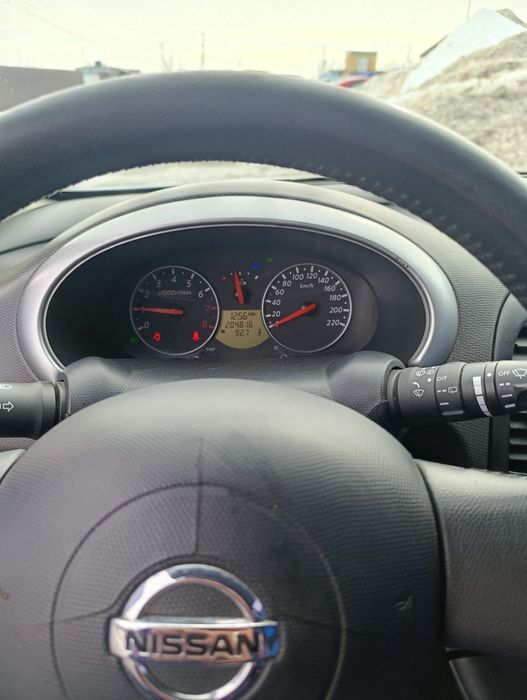 Авто Ніссан мікра