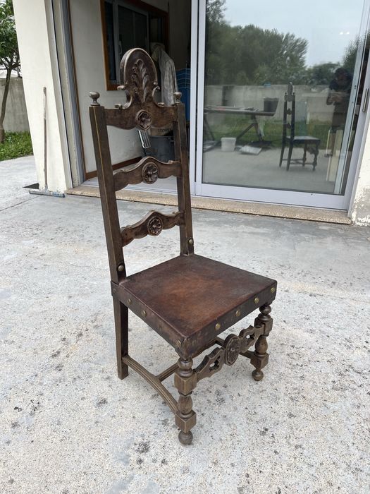 Cadeira antiga em mandeira