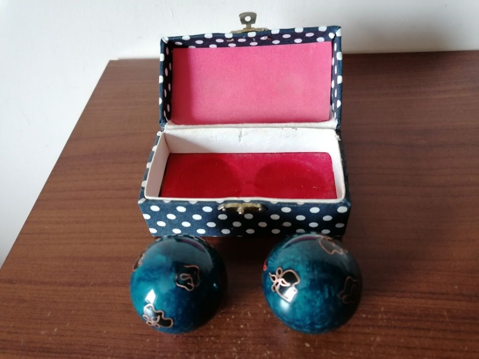 Wschodnioazjatyckie kulki relaksacyjne w gustownym pudełku.