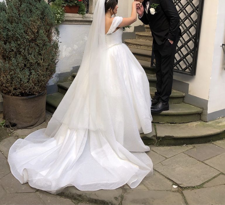 Весільна сукня пишна , біла , блискуча